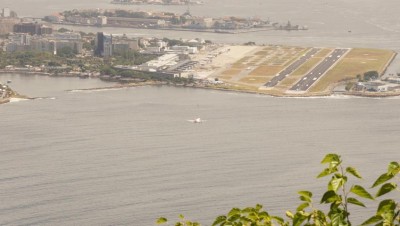 Der Flughafen von Rio, vom Zuckerhut aus gesehen
