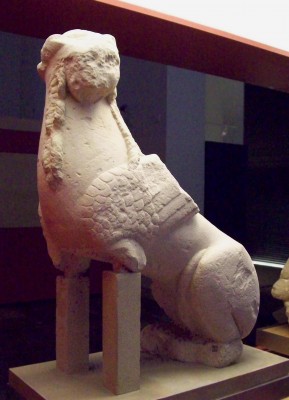 Sphinx von Agost,<br />zwischen 525 and 501 vor Chr., Kalkstein<br />Abmessungen: Höhe: 82 cm, Breite: 56 cm, Tiefe: 26 cm <br />Fotograf:	Luis García (Zaqarbal), 27. September 2008.