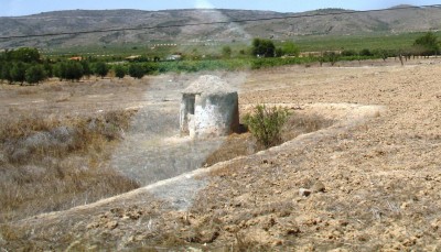 Natursteinbrunnen auf einem Feld