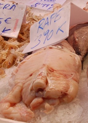 sieht ein wenig unappetitlich aus: Rape - filetiert (Markthalle Valencia)