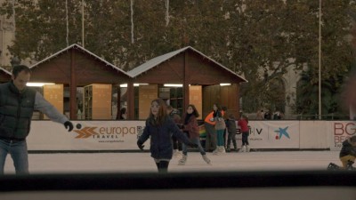 Eislaufen auf dem Rathausplatz, bei 17 Grad plus.