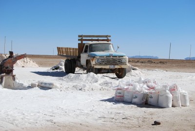 Uyuni Nov 2007 119.jpg (201.4 KiB) 8542 mal betrachtet und am Rande wird das Salz auch abgebaut und vermarktet