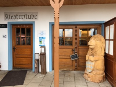 Klosterstube.jpg (109.94 KiB) 5237 mal betrachtet Eingang zum Klosterbräustüberl Reutberg mit Sprossenfenstern im Hintergrund
