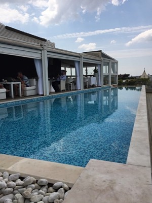 image.jpeg (109.48 KiB) 5334 mal betrachtet ... unser bescheidener Hotel-Pool im 5. Stock ...