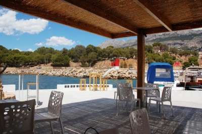 rustikal mit Cañas gedeckte Pergola <br />mit Blick auf Leuchtfeuer und Boote