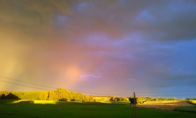 Gewitter mit Querblitz bei Sonnenuntergang