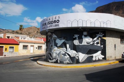 Am Eingang des Barrios eine Replik von Picassos Guernica