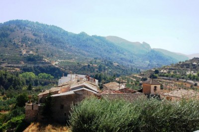 Ares del Bosque, im Hintergrund die Sierra Aitana