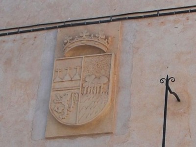 Wappen (Escudo) von Benasau am Rathaus