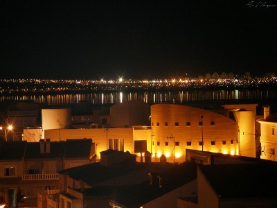 Vista del Ayuntamiento de Los Montesinos de noche, en Alicante, 22.05.2005 (gemeinfrei)<br />Autor: Francisco Sánchez Torregrosa