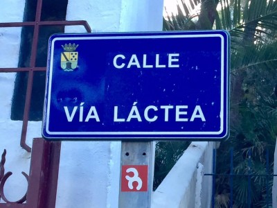 ... immer der Calle Vía Láctea entlang.