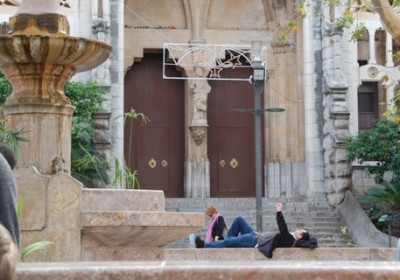 Da macht jemand Päuschen vor dem Kirchenportal in Sóller.