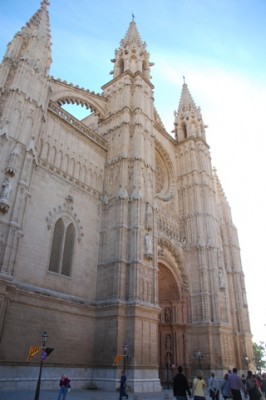 9 - Kathedrale in Palma.JPG (117.84 KiB) 8552 mal betrachtet Kathedrale in Palma