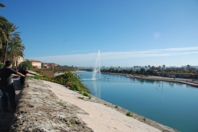 10 - vor der Kathedrale.JPG (124.33 KiB) 5220 mal betrachtet Vor der Kathedrale in Palma, ein fantastischer Blick aufs Meer.