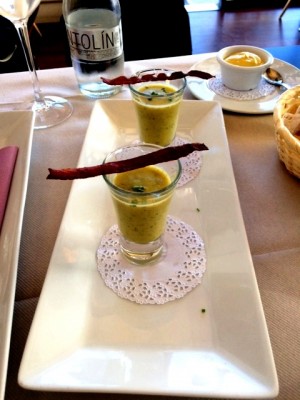 Gruß aus der Küche: <br />Spargelcremesüppchen im Glas mit geröstetem Schinkenstreifen