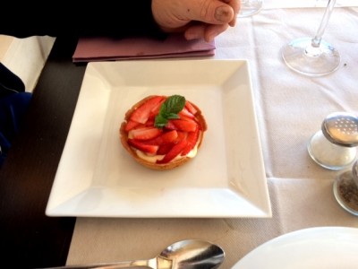 Dessert:<br />eine hausgemachte Tartelette mit Erdbeeren