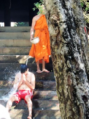 Mönche segnen Autos, Motorräder. Der Wassersegen<br />hilft aber auch bei Krankheiten oder verhilft zu guten Geschäften.