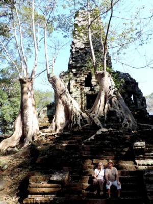 DSCN8529 die Reisenden.JPG (87.05 KiB) 6137 mal betrachtet Zwei Reiselustige, die nach dem Besuch von<br />Süd-Vietnam Cambodia einfach nur traumhaft finden