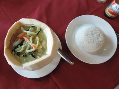 Da ziehe ich Amok vor, das Nationalgericht:<br />Fischcurry (oder Hühnercurry) mit Kokoscreme, <br />serviert in einer geschälten Kokosnuss, in der <br />sich die Suppe lange warm hält.