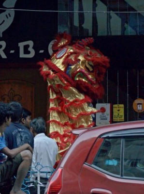 Junge Burschen zogen mit Trommelwirbeln mit dem Drachen von Restaurant zu Restaurant.