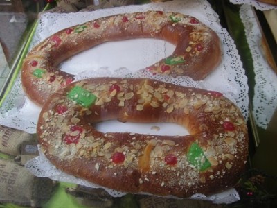 El Roscón de Reyes (Wikipedia), links unten liegen Säckchen mit Carbón)