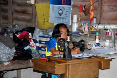 Dieses Mädchen macht ihre Hausarbeiten<br /> am Arbeitsplatz ihrer Mutter