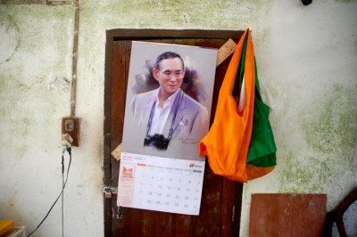 In einem abgelegenen Kloster hing ein Kalenderblatt<br />mit dem Jugendbildnis des verehrten König Bhumibol <br />an der Tür. Er verstarb im letzten Jahr.