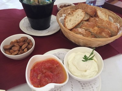 Los ging es mit Brot, Ajioli, Tomatenjus<br />und gesalzenen Mandeln