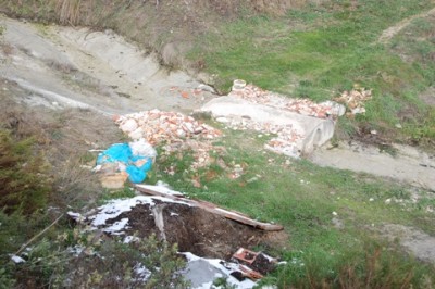 Bauschutt und anderer Müll werden dazu verwendet, Furten überfahrbar zu machen und zu sichern. Beim nächsten Regen wird der Unrat ins Flussbett gespült und weiter getragen. Dann können die Nachfahren in späteren Jahrhunderten feststellen, welche Keramikart die damaligen Bewohner für ihre Fliesen bevorzugten...