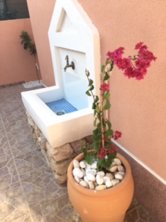 neuer Brunnen mit Bougainvillea