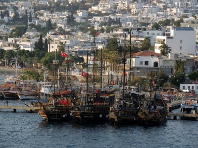 DSCN4505.JPG (190.35 KiB) 3480 mal betrachtet Gulets sind die in der Region typischen Ausflugsschiffe