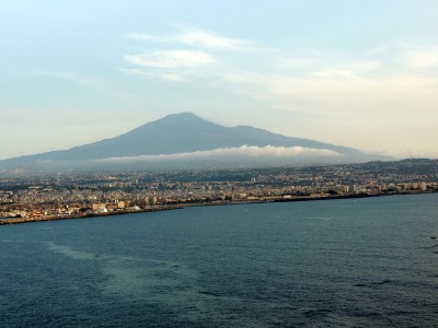 DSCN4531.JPG (155.97 KiB) 4592 mal betrachtet Bereits von Weitem erhebt sich der Ätna über Catania.