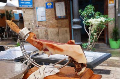 Schinken im Anschnitt, vor einem Restaurant in Valencia