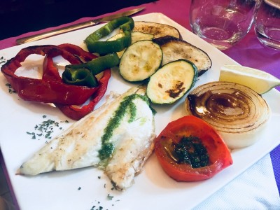 Dorada a la plancha al estilo Cova<br />con su guarnición