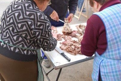 Das gekochte Fleisch wird fachgerecht zerlegt.