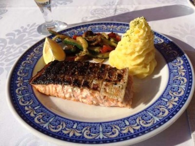 Marina Salmón.JPG (40.47 KiB) 1707 mal betrachtet Hauptspeise Salmón vom Grill, den ich selten so lecker gegessen habe
