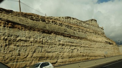 Schon an der Autobahn sieht man die verschiedenen Ablagerungen.