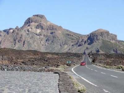 Die Strasse zum Teide führt durch Lavafelder.
