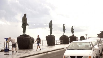 K640_DSC02684.JPG (87.3 KiB) 8464 mal betrachtet Die Statuen der Guanchen, der Urbevölkerung, waren früher aus Sandstein gehauen. Durch Wind und Wetter wurden sie aber zerstört und durch bronzene ersetzt.