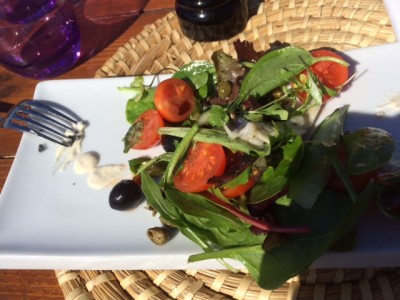 Republica.JPG (121.62 KiB) 8868 mal betrachtet Der Rucola-Salat mit Kapern. Sardellen und Kerbelsprossen war sehr lecker, <br />hier leider schon in angenagtem Zustand.