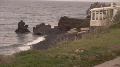 Leider blies der Scirocco so stark, so dass die Fischer mit ihren Booten an Land blieben. Deshalb begaben wir uns am Abend zu Fuss zu einem Aussichtspunkt, vorbei am schwarzen Strand...