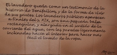 A-Inschrift Lavadero.JPG (1.32 MiB) 10962 mal betrachtet Übersetzte Inschrift des Lavaderos in Benifallím: <br />Das Waschhaus bleibt ein historisches Vermächtnis von Benifallím (Anm.: Dörfchen im Hinterland der Costa Blanca) und der Lebensart seiner Bewohner. Die öffentlichen Waschhäuser kamen Ende des 19. Jahrhunderts auf, sind (ein) kleine rechteckige Wasserbecken und länglich in Richtung des fließenden Wassers, mit von oben bis zum Innern hin schrägen Wänden, um das Wäschewaschen zu erleichtern.<br />Anm.: Unsere Übersetzerinnen können das natürlich viel besser!!!