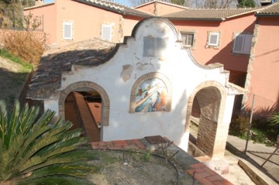 Lavadero in Rafól de Salem. Die Inschrift im Giebel war kaum noch zu entziffern: Danach wurde das Dach im Jahr 1916 errichtet.