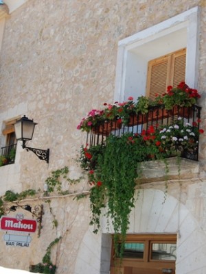 Mallorquinische &quot;Persianas&quot;  aus Holz an einem Balkon