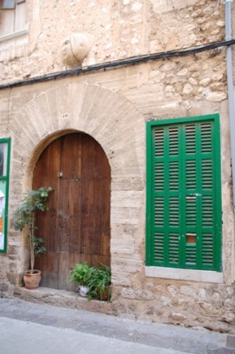 A-Persianas auf Mallorca.JPG (129.91 KiB) 14490 mal betrachtet "Persianas" auf Mallorca an einen alten Dorfhaus