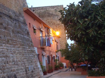 Persianas an einem Altstadt-Haus