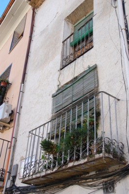 Persiana morbid.JPG (132.51 KiB) 13549 mal betrachtet Morbider Charme in die "Jahre" gekommener Persianas.