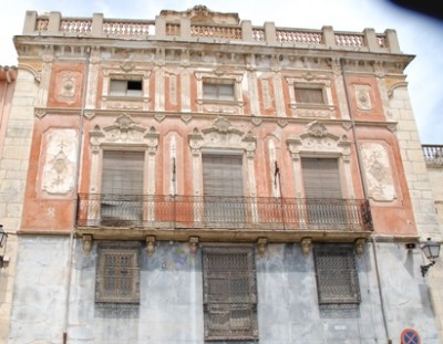 Persianas an einem historischen Gebäude in Castalla
