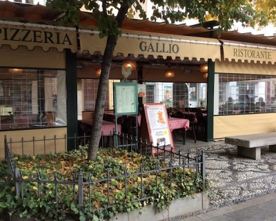 In der Bib-Rambla steht schon der Baum - ich hoffe mal, der wird noch geschmückt