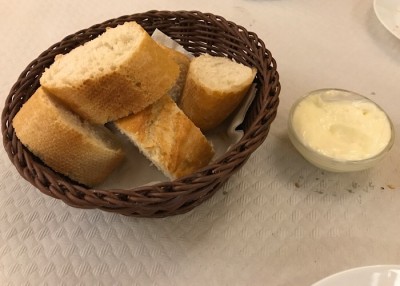 selbstgemachte Aioli und richtig gutes Brot...